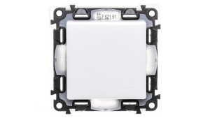 VALENA LIFE Łącznik jednobiegunowy IP44 biały 752151