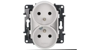 Niloe Step Gniazdo zasilające podwójne 2x2P+Z do ramek wielokrotnych, zaciski śrubowe, z przesłoną styków aluminium 863334
