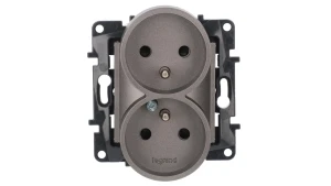 Niloe Step Gniazdo zasilające podwójne 2x2P+Z do ramek wielokrotnych, zaciski śrubowe, z przesłoną styków stalowy 863434