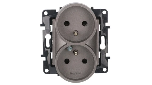 Niloe Step Gniazdo zasilające podwójne 2x2P+Z do ramek wielokrotnych, zaciski śrubowe, z przesłoną styków stalowy 863434