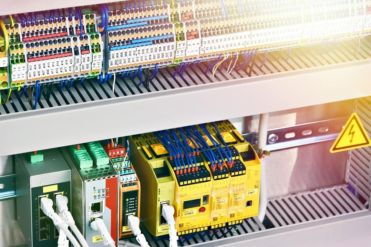 Wyłącznik krańcowy bezpieczeństwa jako element systemu zarządzania ryzykiem w zakładzie produkcyjnym